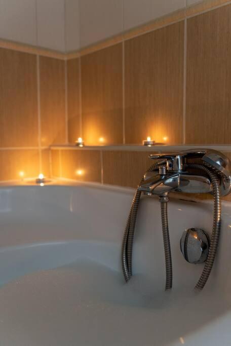 Appartamento Spacious And Bright Flat Between Airport & Center Budapest Esterno foto