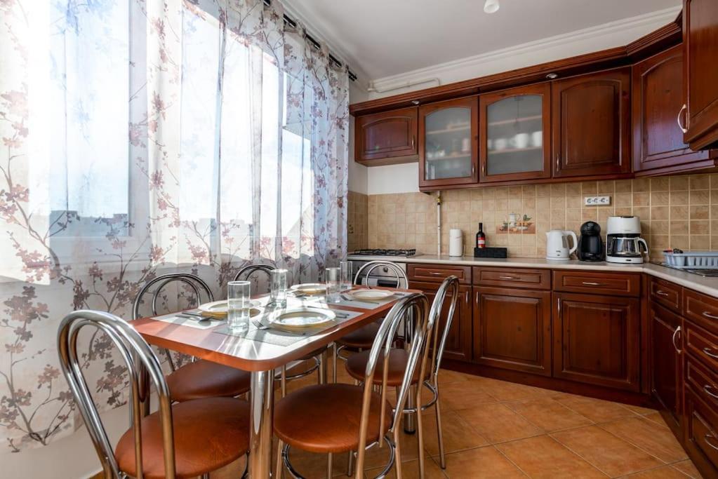 Appartamento Spacious And Bright Flat Between Airport & Center Budapest Esterno foto
