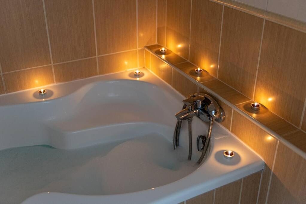 Appartamento Spacious And Bright Flat Between Airport & Center Budapest Esterno foto