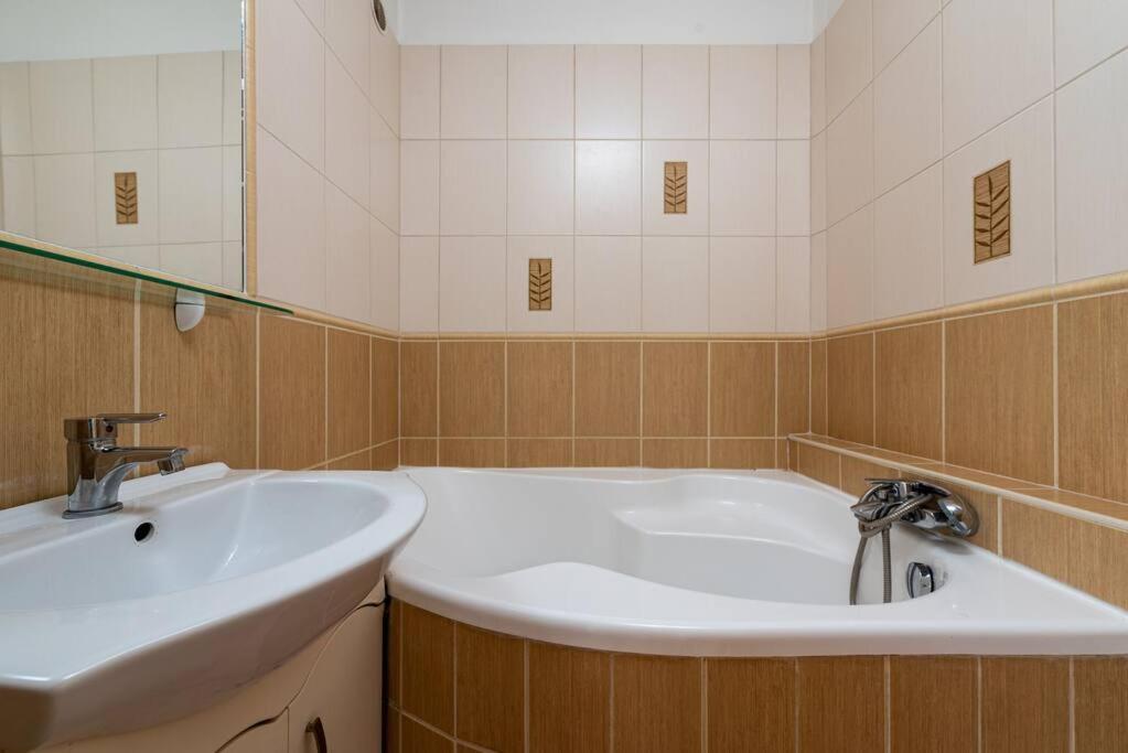 Appartamento Spacious And Bright Flat Between Airport & Center Budapest Esterno foto